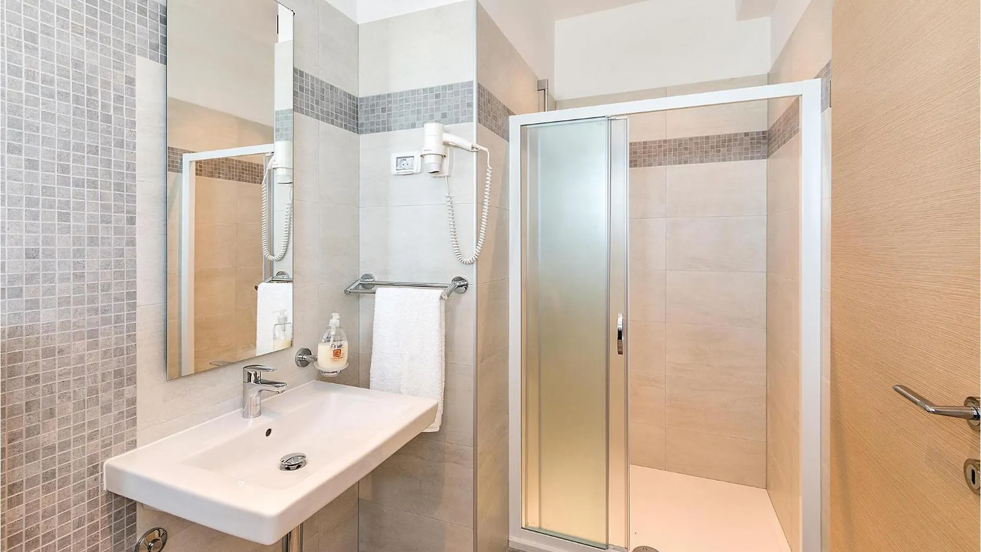 4 Bedroom Awesome Home In Trosti Heki